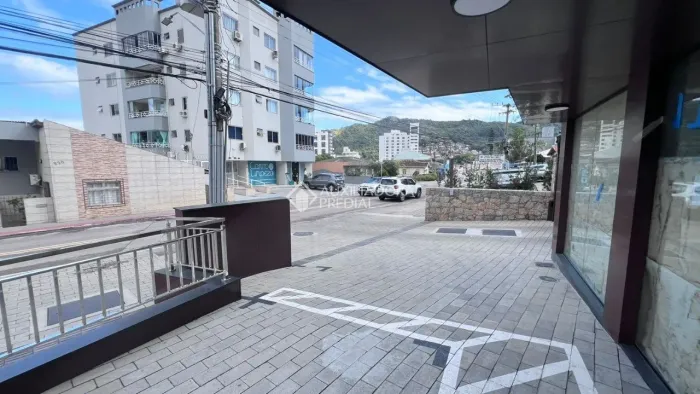 Loja de 60m² no Saco dos Limões
