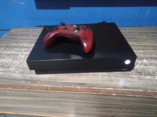 Xbox One X com controle personalizado