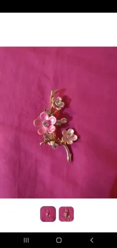 Broche de flor com strass