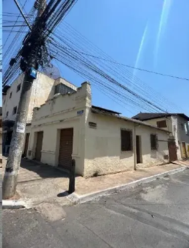 Imóvel de esquina com excelente localização, na Avenida Ovídio de Abreu