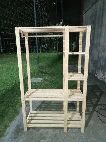 Arara de roupa de madeira