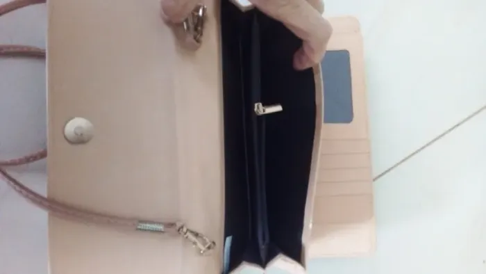 Bolsa e Carteira novas.