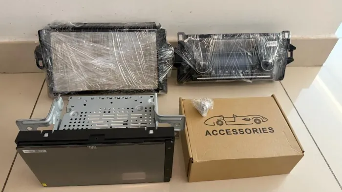 Multimídia JBL (com moldura) e Comando de Ar digital SW4 2025 