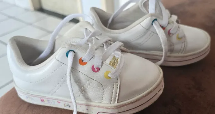 Tênis Infantil Branco $20 preto ascende luzes $35