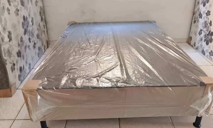 Base casal revestida no corino ou noobuk