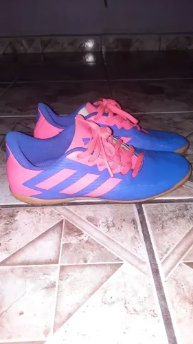 Chuteira Adidas Azul e Rosa