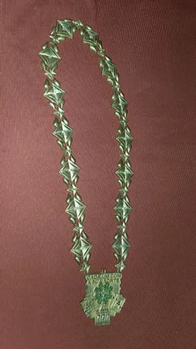 Vende-se corrente moeda antiga ?