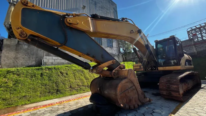 Escavadeira CAT 330