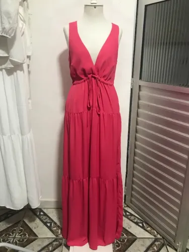 Vestido Longo Pink com Decote V e Saia em Camadas