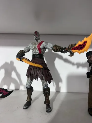 Boneco God of war e uncharted 4