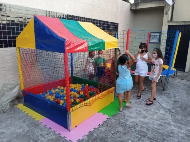 CAMA ELASTICA E PISCINA DE BOLINHA POUCO USADO
