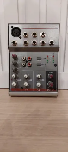 Mesa de som Phonic 5 canais AM55 110V