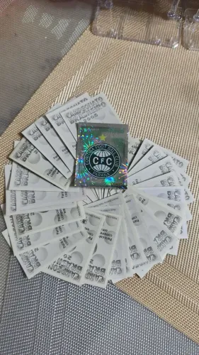 ESCUDO BRILHANTE CORITIBA com 36 figurinhas Coleção do álbum Campeonato Brasileiro 2006