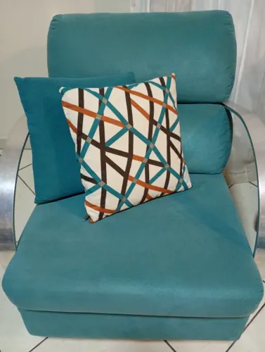 Poltrona decorativa azul turquesa braço de alumínio 