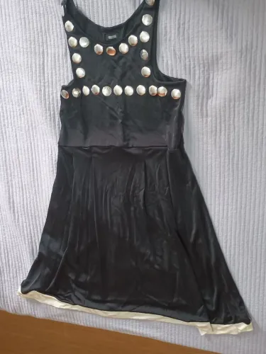Vestido preto com detalhes