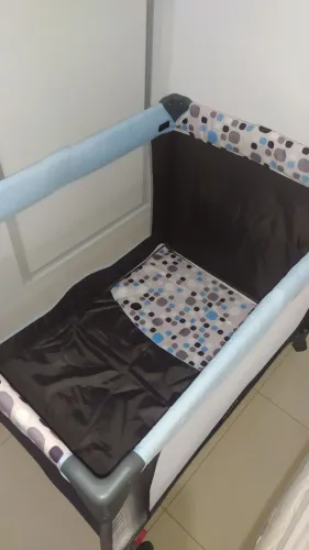 Berço Cosco, Toybar, do nascimento aos 18 quilos, acompanha colchão.