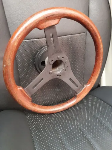 Volante em madeira antigo