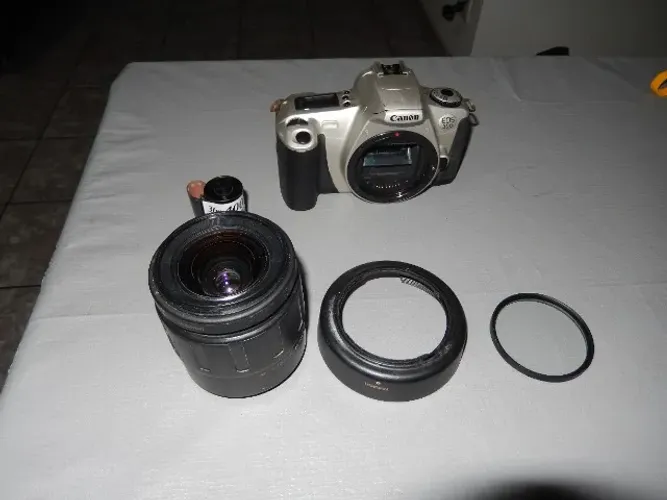Câmera analógica Canon EOS 300 e Lente