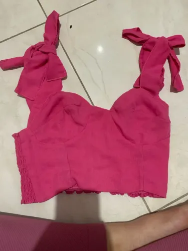 Top cropped rosa com laços
