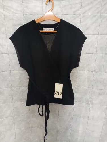 Colete com abotoamento duplo com cinto Zara