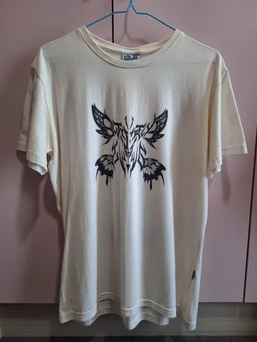 Camiseta usada Lolja Butterfly Twins cor Palha da coleção de 2023 do Cinemagrath TAM P