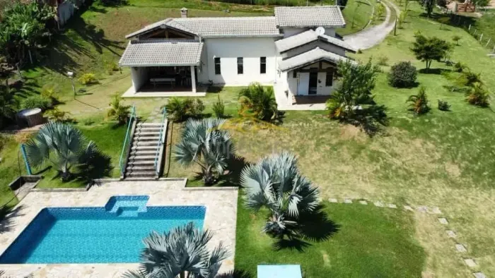 Chácara encantadora com campo de futebol e piscina em Pedra Bela