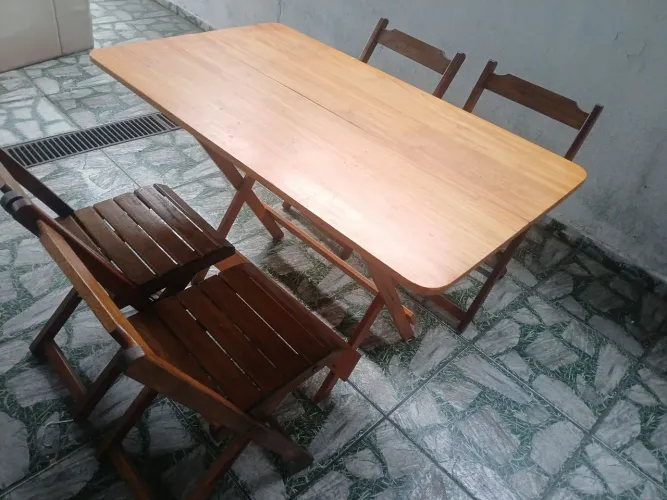 Mesa dobravel de madeira com 4 cadeiras- ENTREGO!