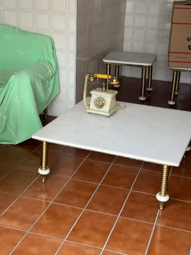 Mesa de centro quadrada 1 metro por 1 metro antiga com 2 laterais