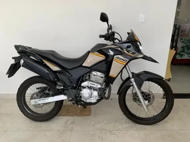 Xre 300 2022 vendo no financiamento
