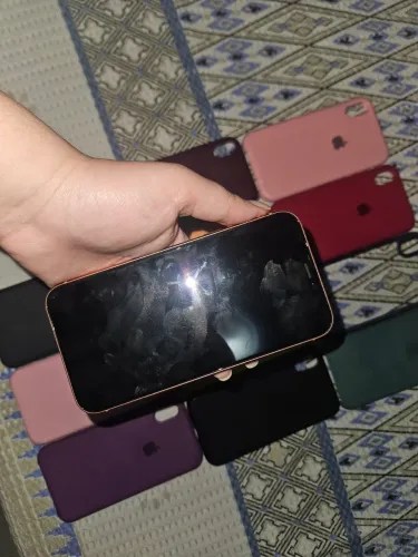 VENDE-SE: IPhone XR (com carregador e 11 capinhas)