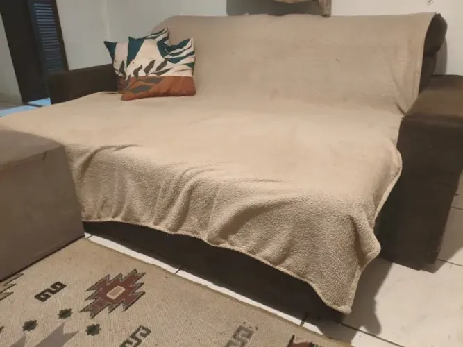 Sofá retrátil com marcas de uso