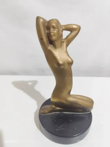 Escultura nu feminino bronze polido, base de mármore 