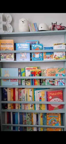 Estante de livros infantil