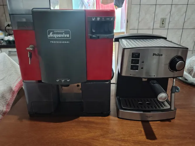 $550 duas cafeteiras uma 1 de moer grãos profissional e outra de cápsulas Philco
