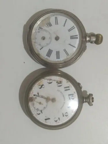 2 relógios de bolso antigos, 1 deles com a caixa de prata