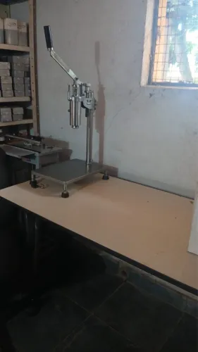 Maquina de cravar com pinça semi nova + mesa