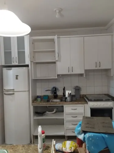 Armário de cozinha 2,56cm x 0,97cm, em perfeito estado de conservação 