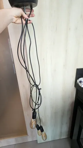 Luminária pendente tripla com lâmpadas funcionando