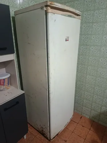 GELADEIRA COM DEFEITO NA BORRACHA DA PORTA