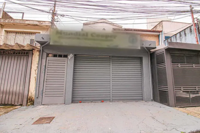 Casa comercial na Rua Arapuã, 215  130 m²