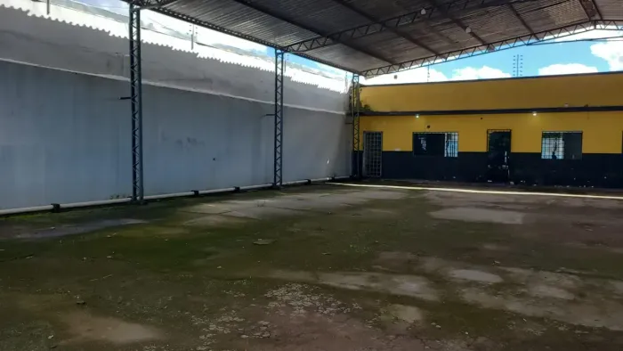 ALUGO GALPÃO NA AV. DOS AFRICANOS AO LADO DO POSTO  DE COMBUSTÍVEL 700 m²