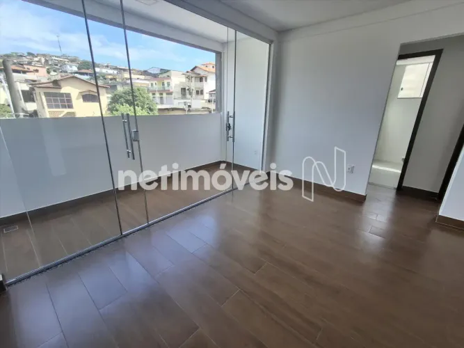 Excelente apartamento de 2 quartos com varanda no bairro Lindéia!