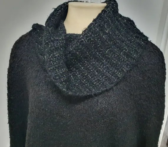 Blusão preto gola boba com dourado em bouclé muito macio EG cropped
