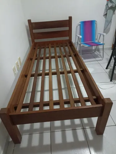 Cama de solteiro em madeira de Lei