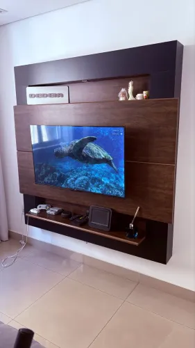 Painel de TV 163cm + Rack | Amadeirado e Preto | Grande