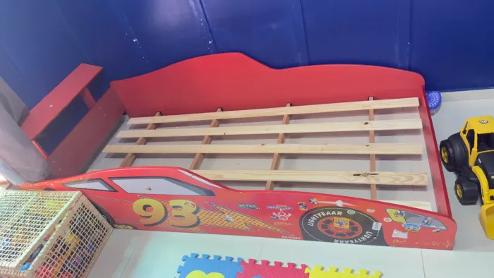 Vendo cama de solteiro tema carros