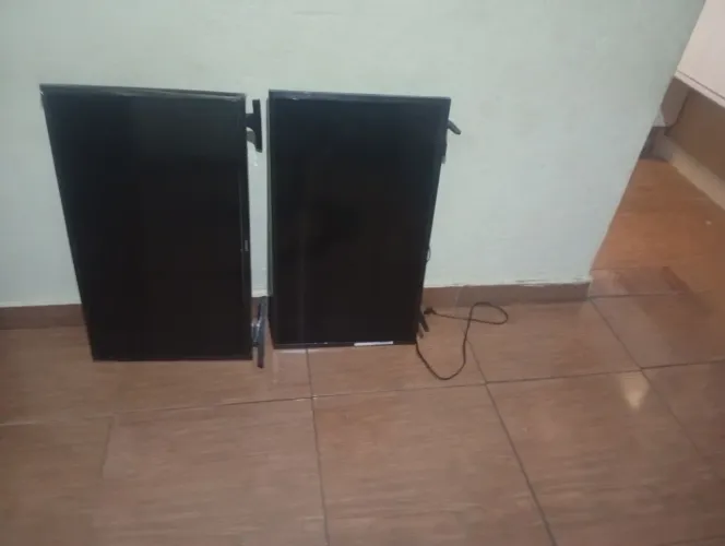 Vendo 2 tvs Samsung 32 polegadas estragada para tirar peças *