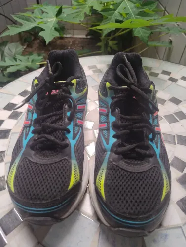 Tênis Asics usado duas vezes.