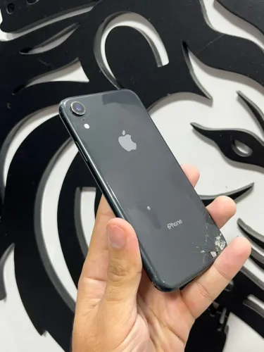 iPhone XR, 64gigas, bateria 75%, trinco no fundo. Funciona perfeitamente