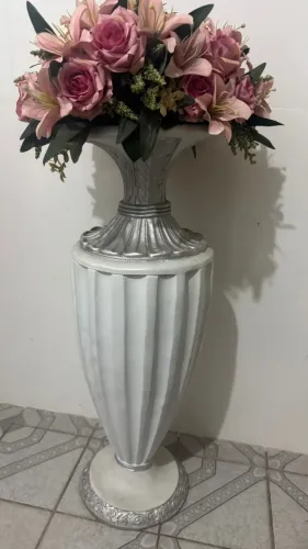 vaso tipo ânfora/coluna decorativa.